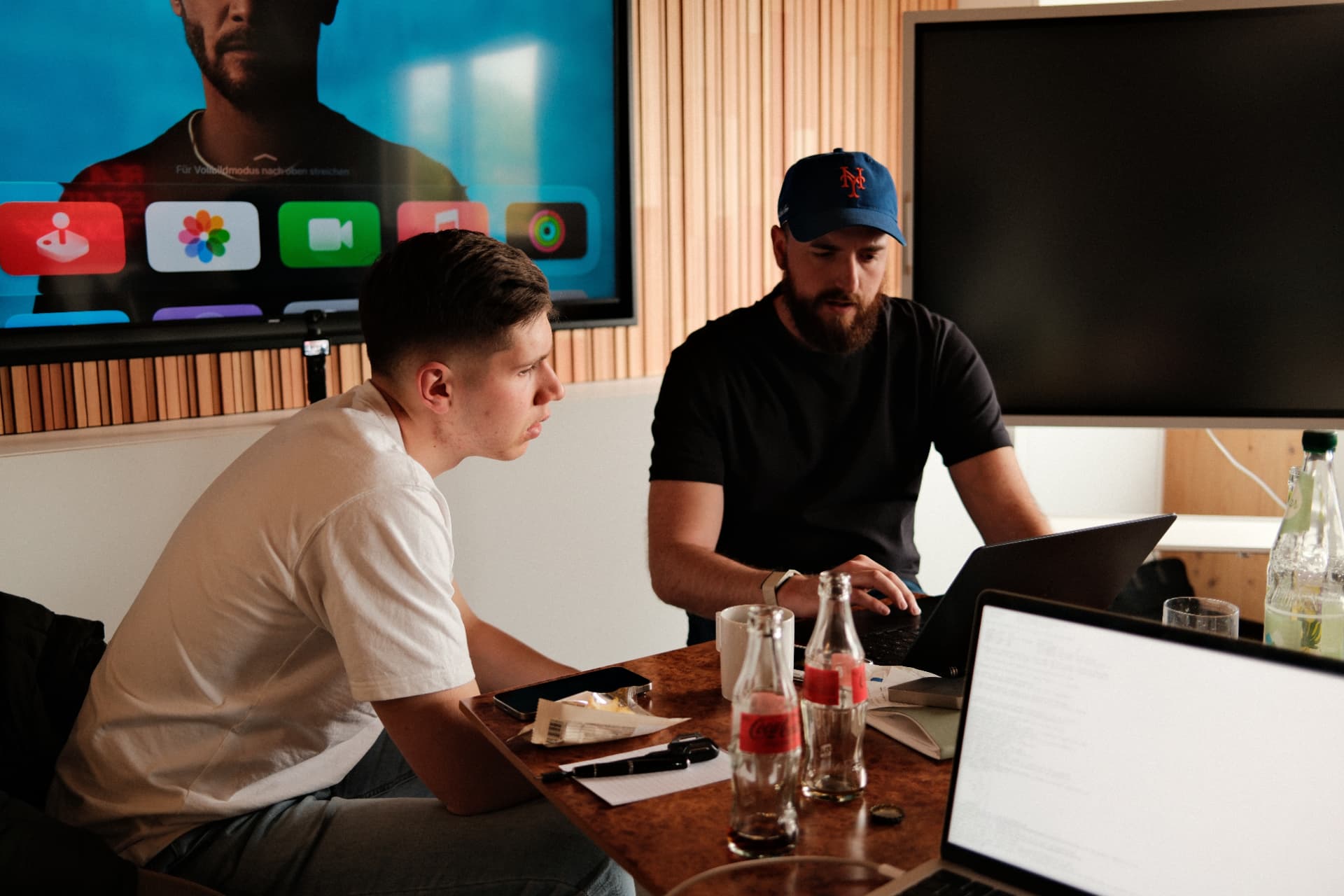 Alex hilft einem Teilnehmer direkt am Laptop
