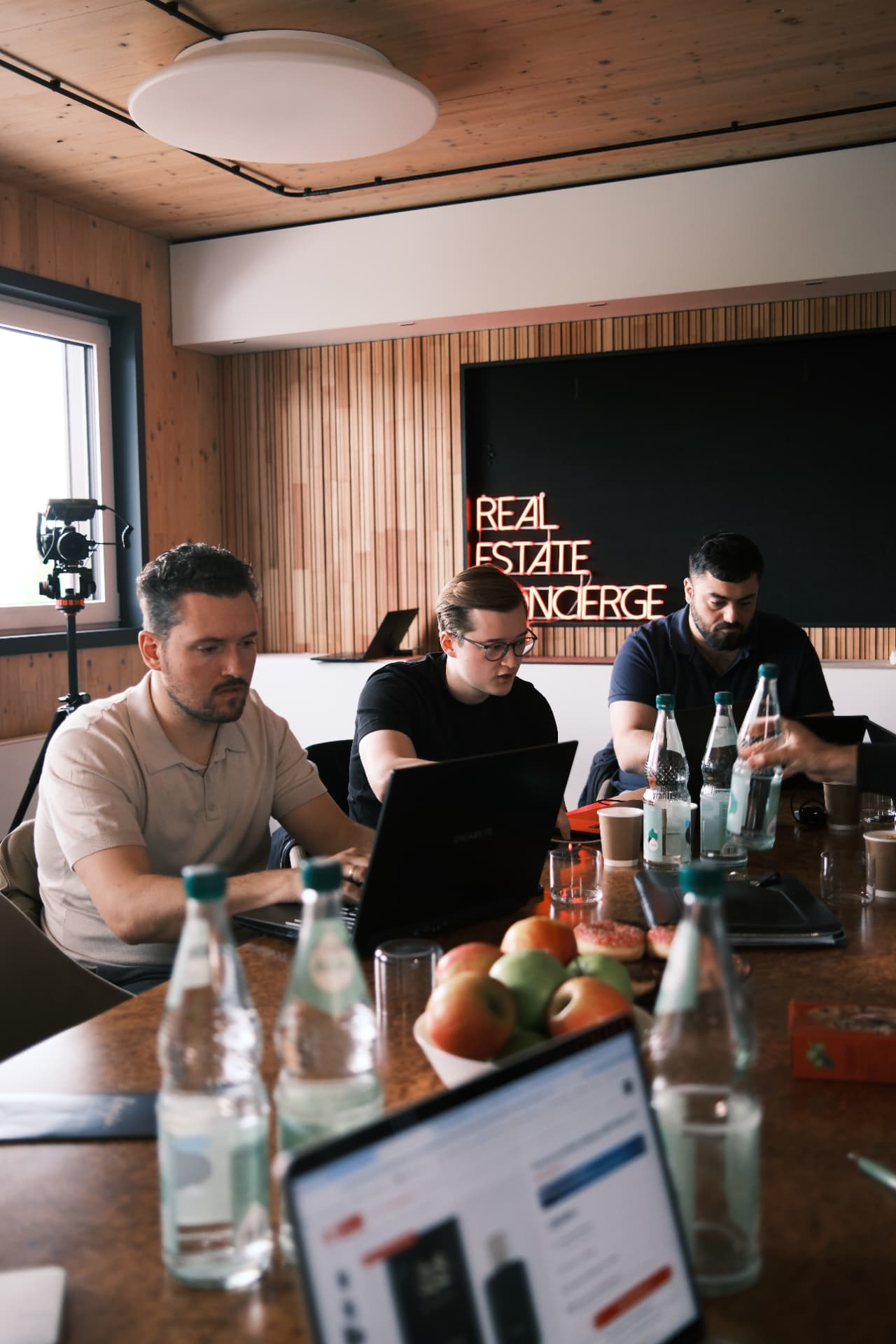 Teilnehmer arbeiten gemeinsam an ihren eigenen Laptops im Workshop