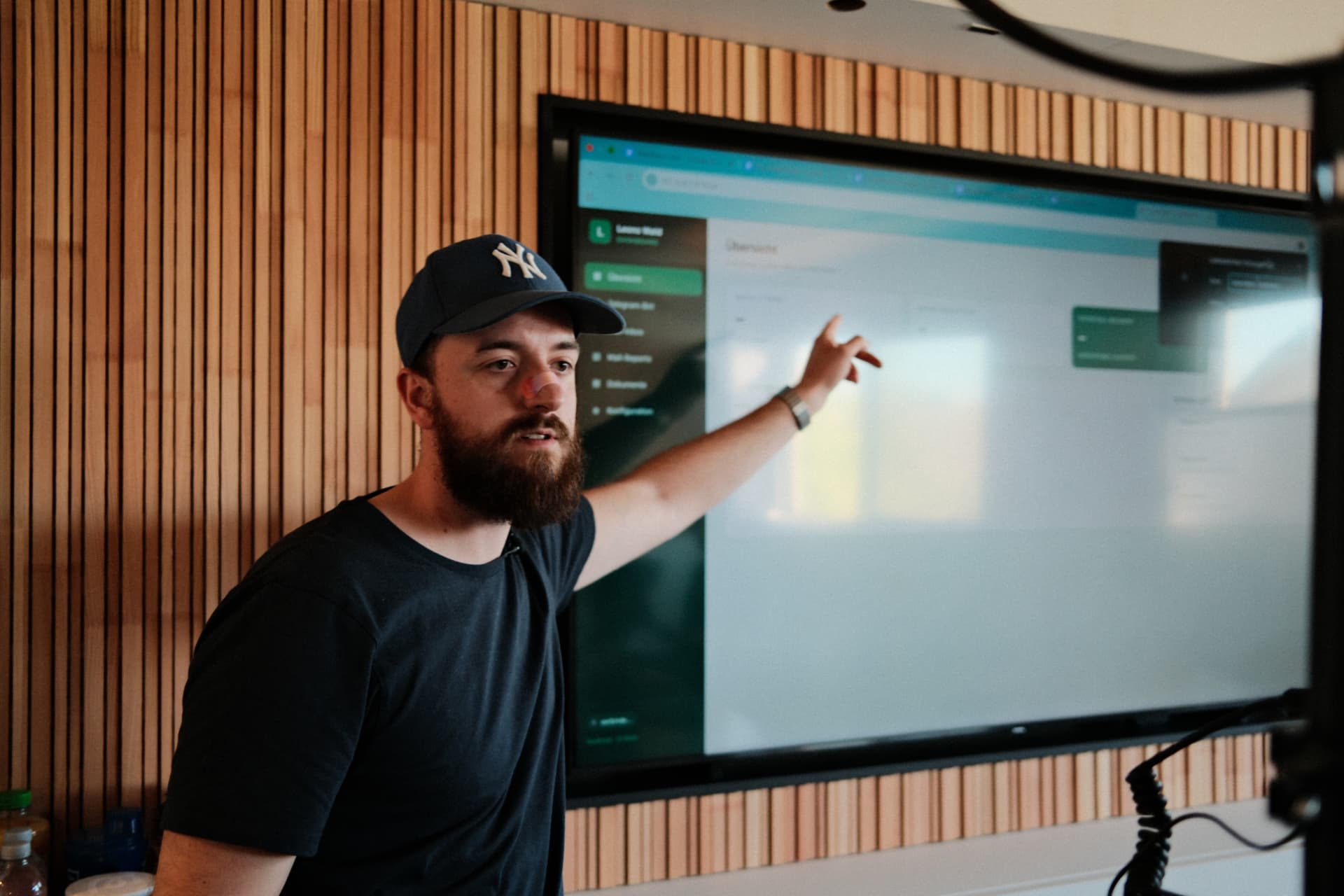 Alex Schnapka erklärt am großen Bildschirm im Workshop